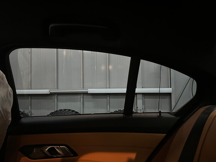 令和2年BMW3シリーズセダンのカーフィルム施工後内側の右後ろドアガラス
